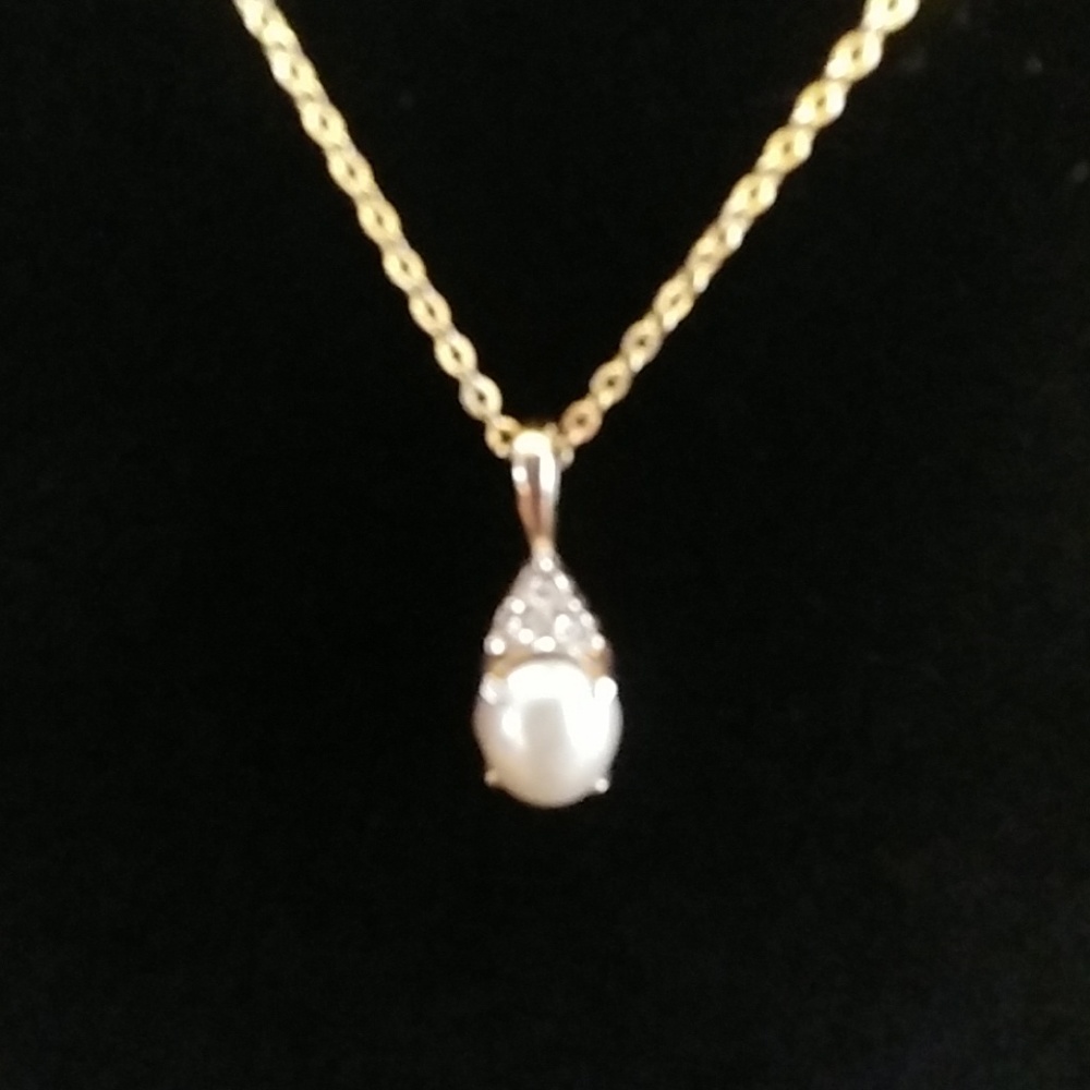 Pretty crystal-and-pearl-drop-style necklace